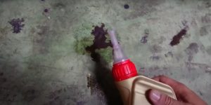 Cómo quitar manchas de aceite del suelo del garaje