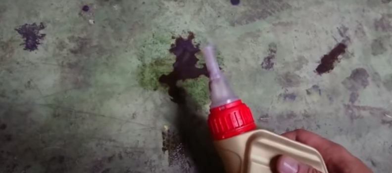 Cómo quitar manchas de aceite del suelo del garaje