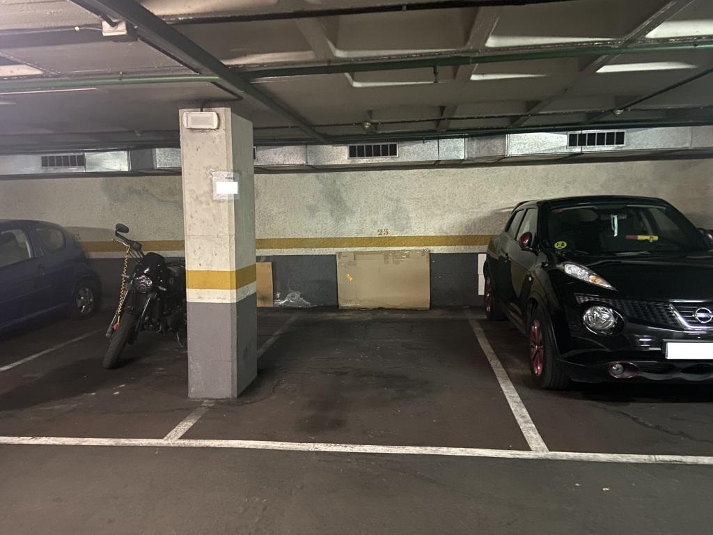 Plaza de parking en Barcelona Violant D´Hongria / Tenor Masini