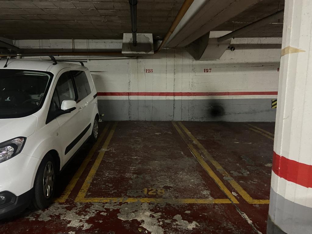 Plaza de parking en Barcelona Josep Sangenis / Santa Rosalia