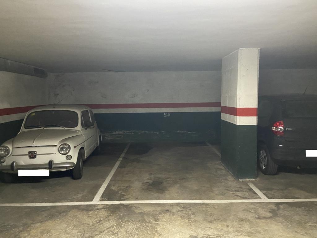 Plaza de parking en Barcelona Esteve Terrades / Gomis
