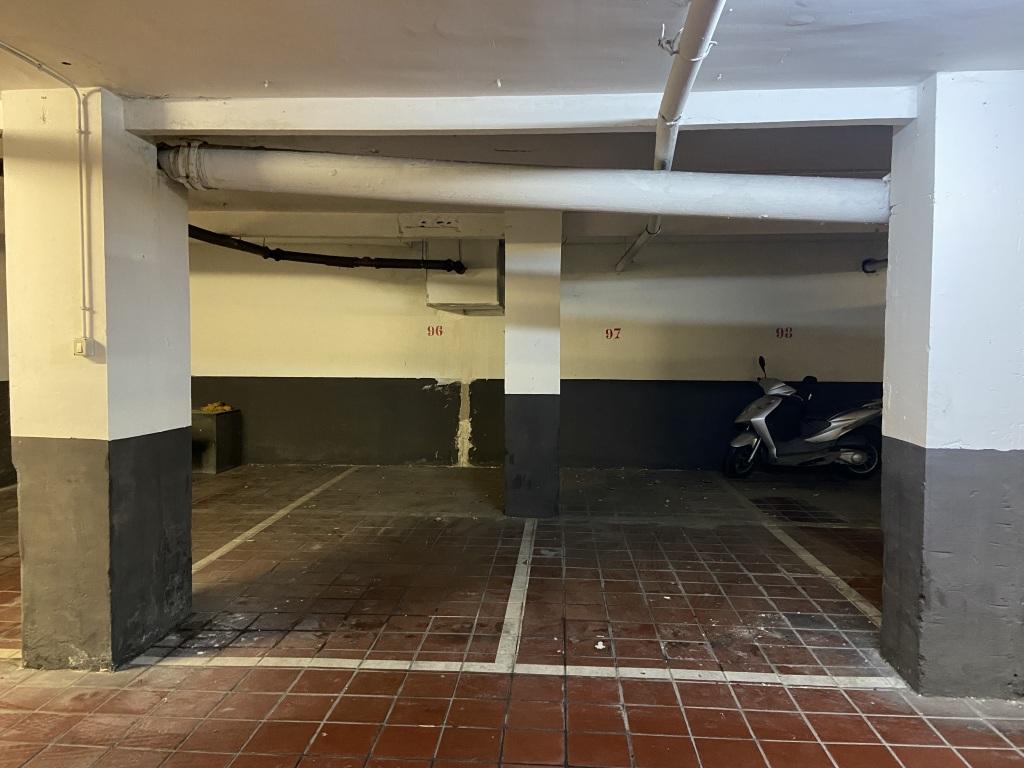 Plaza de parking en Barcelona Aragó / Compte Urgell