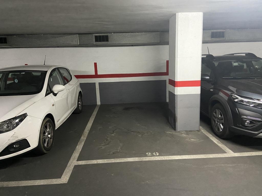 Plaza de parking en Barcelona en LES CORTS  Entença