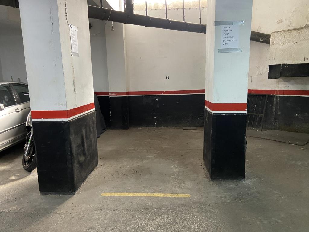 Plaza de parking en Barcelona Aragó / Viladomat