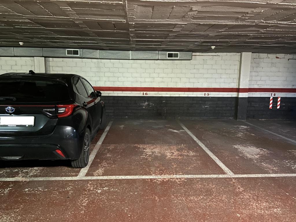 Plaza de parking en Barcelona Roger de Flor / Diputació