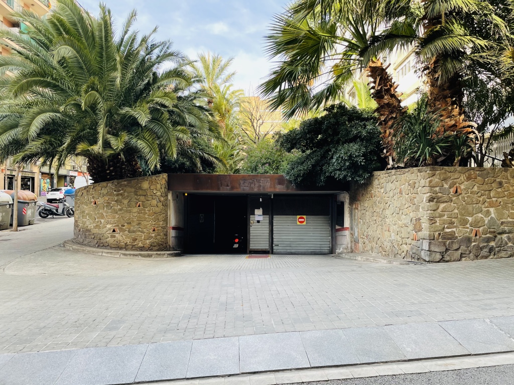 Plaza de garaje en Venta en Barcelona en LA SALUT Gràcia. Encarnación, esquina con Escorial.