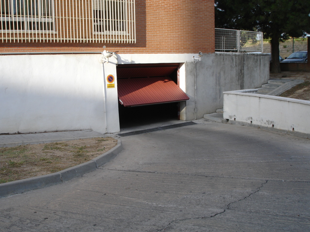 Plaza de garaje en Venta en Madrid en APOSTOL SANTIAGO Calle Fondón